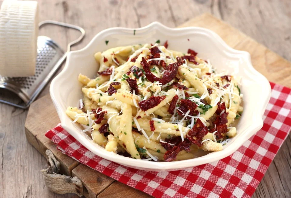 Cavatelli con cacioricotta e peperoni cruschi