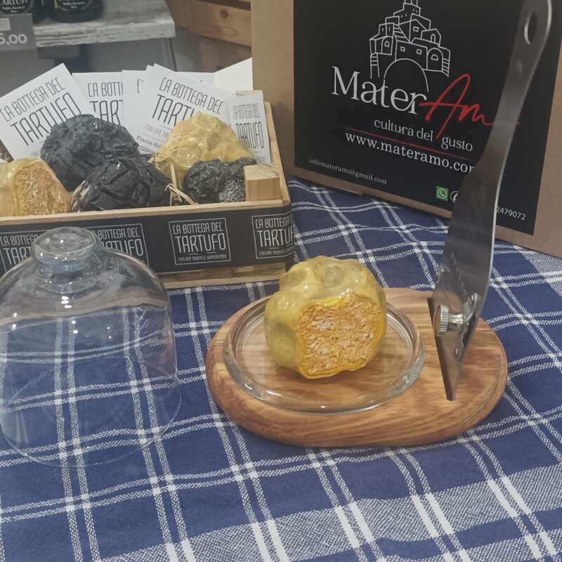 Servi tartufi con affettatartufi - immagine 2