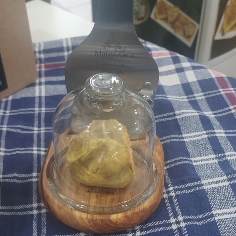 Servi tartufi con affettatartufi